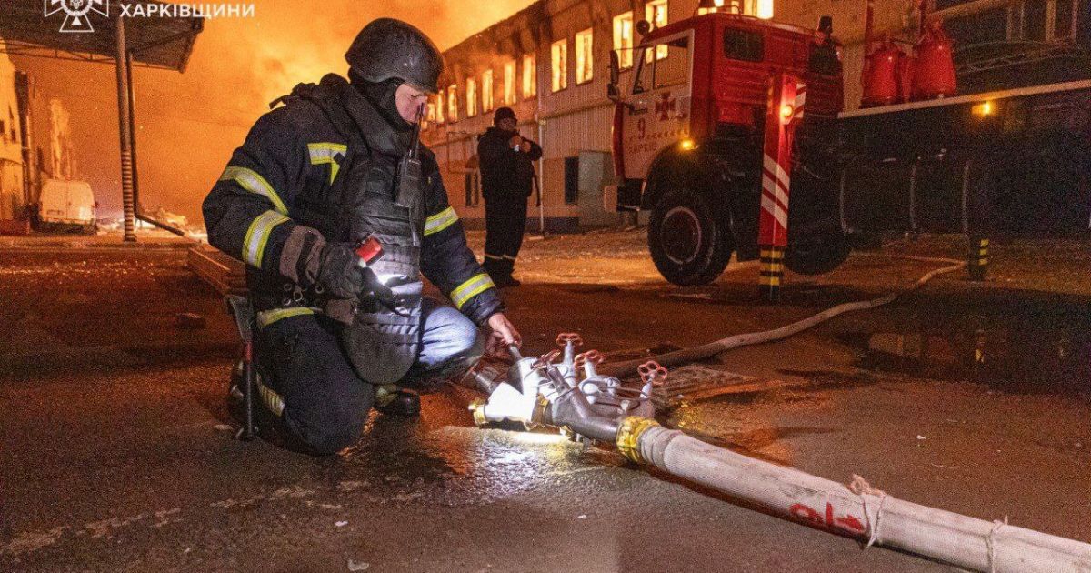 Росіяни вдарили по Харкову: спалахнула будівля, є загиблий і поранені!