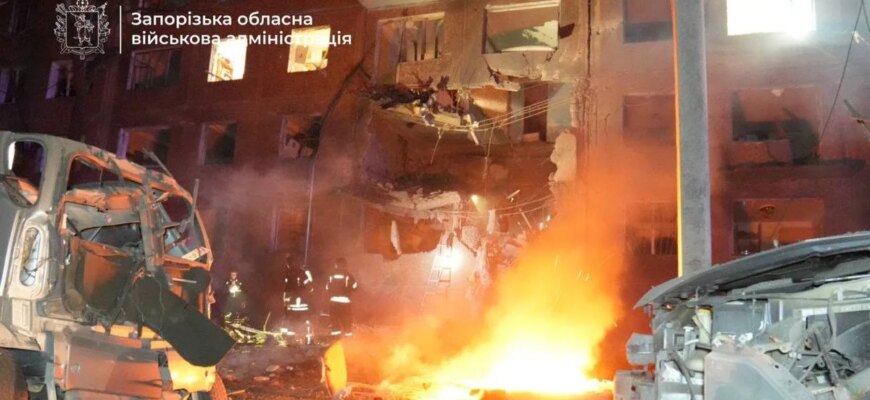 Зруйновано під’їзд і є загиблі — армія РФ вдарила по багатоповерхівці в Запоріжжі