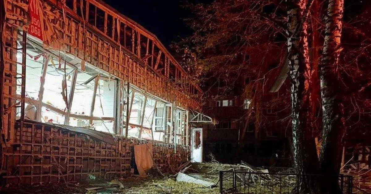 Дрон окупантів поцілив у багатоповерхівку на Дніпропетровщині: серед поранених є дитина