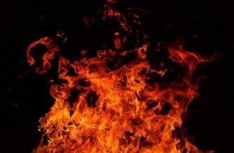 Пряме влучання дрона в багатоповерхівку в Сумах: уночі спалахнула масштабна пожежа