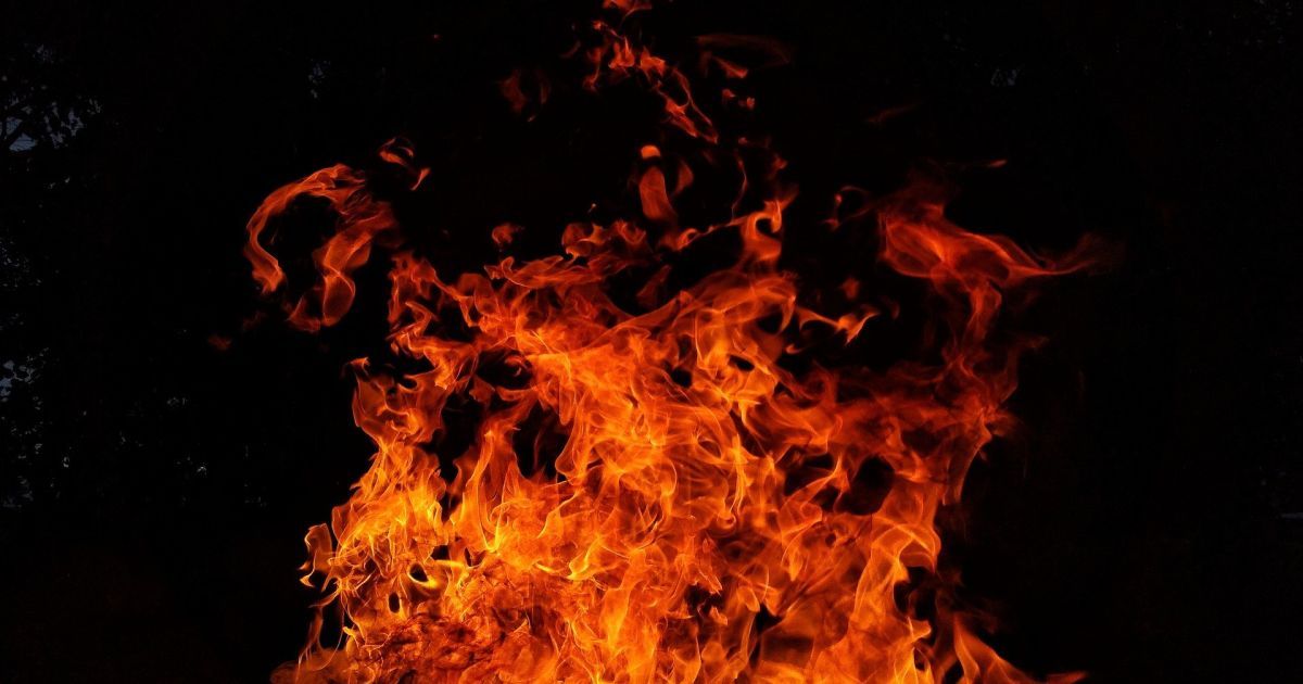 Пряме влучання дрона в багатоповерхівку в Сумах: уночі спалахнула масштабна пожежа