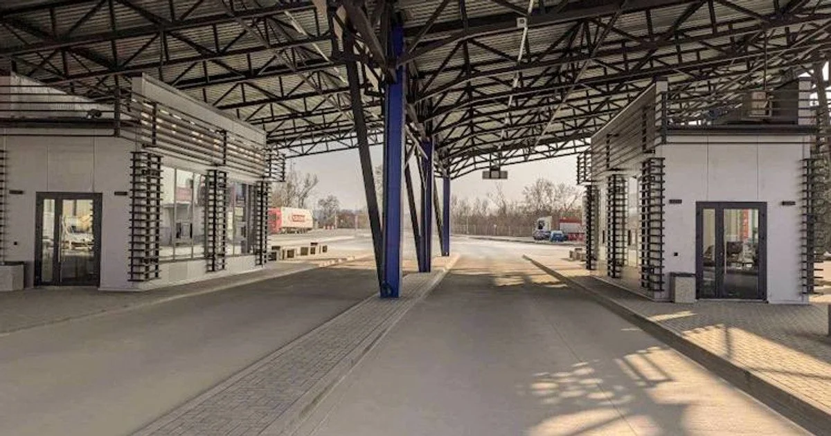 «Стояв біля шлагбаума» — російський снаряд пробив автобус на кордоні з Молдовою