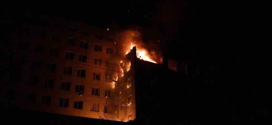 Уночі росіяни масовано вдарили дронами по містах України та пошкодили бізнес-центр і будинки