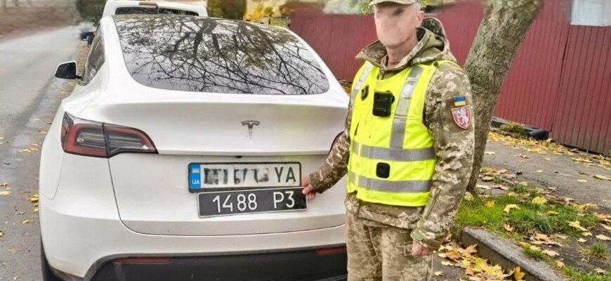 Скандал із Tesla біля ТЦК у Хмельницькому: хто насправді сидів за кермом