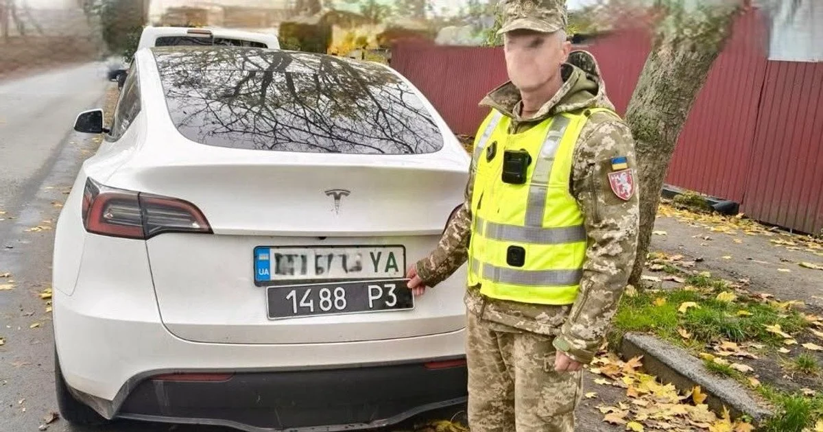 Скандал із Tesla біля ТЦК у Хмельницькому: хто насправді сидів за кермом
