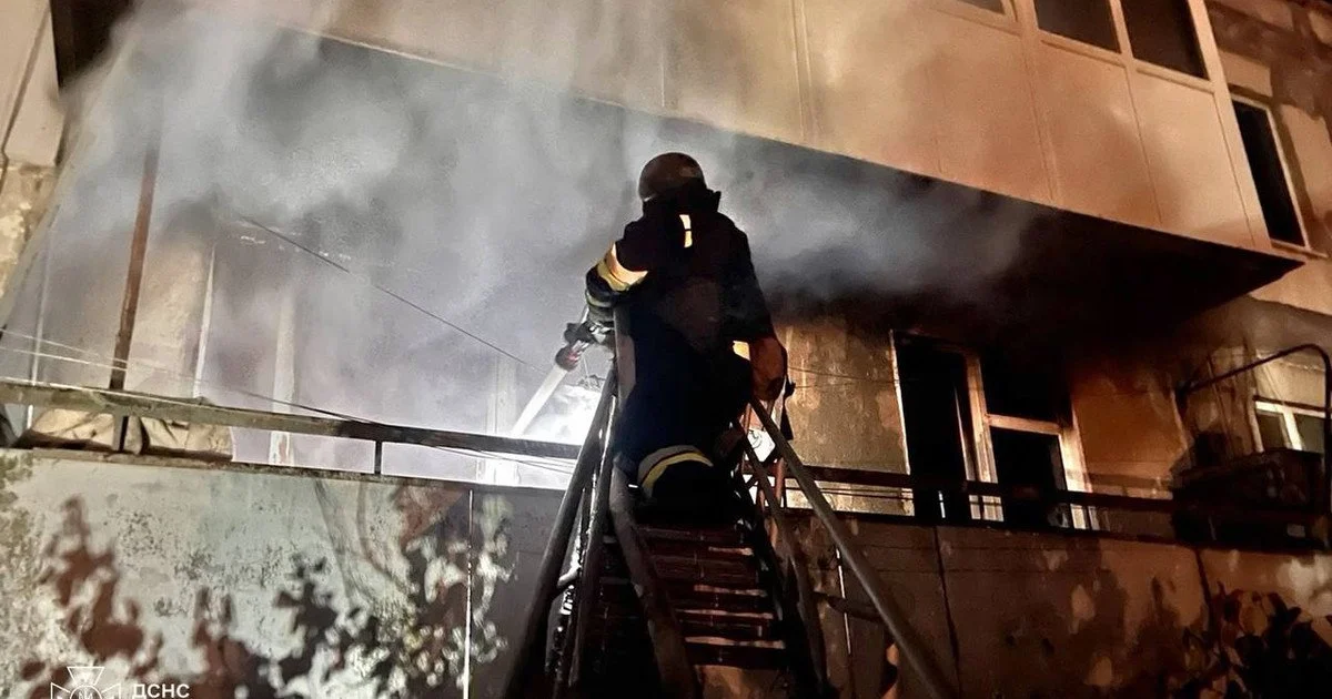 Людей заблокувало у палаючому під’їзді: ворожі дрони вдарили по Вінниці