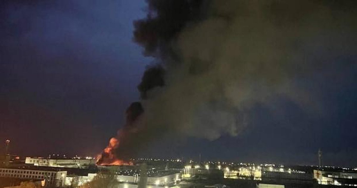 Дрони здолали понад 3000 км і вдарили по заводу в Омську: спалахнула масштабна пожежа