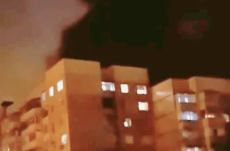 У Бєлгороді після серії потужних вибухів спалахнула масштабна пожежа на парковці