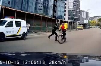 У Києві поліцейський штовхнув кур’єра на велосипеді – чоловік упав під колеса автівки