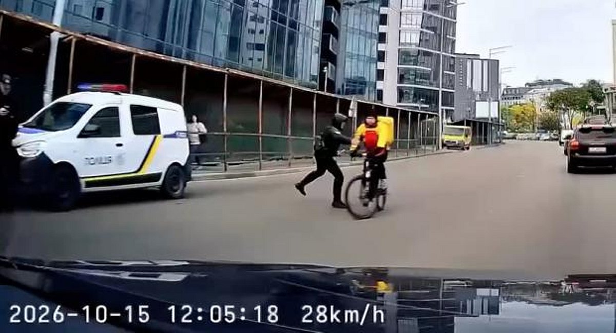У Києві поліцейський штовхнув кур’єра на велосипеді – чоловік упав під колеса автівки