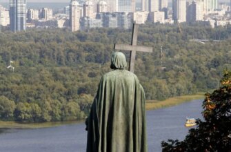 Горить дах багатоповерхівки на правому березі Києва — ворог здійснив нову повітряну атаку