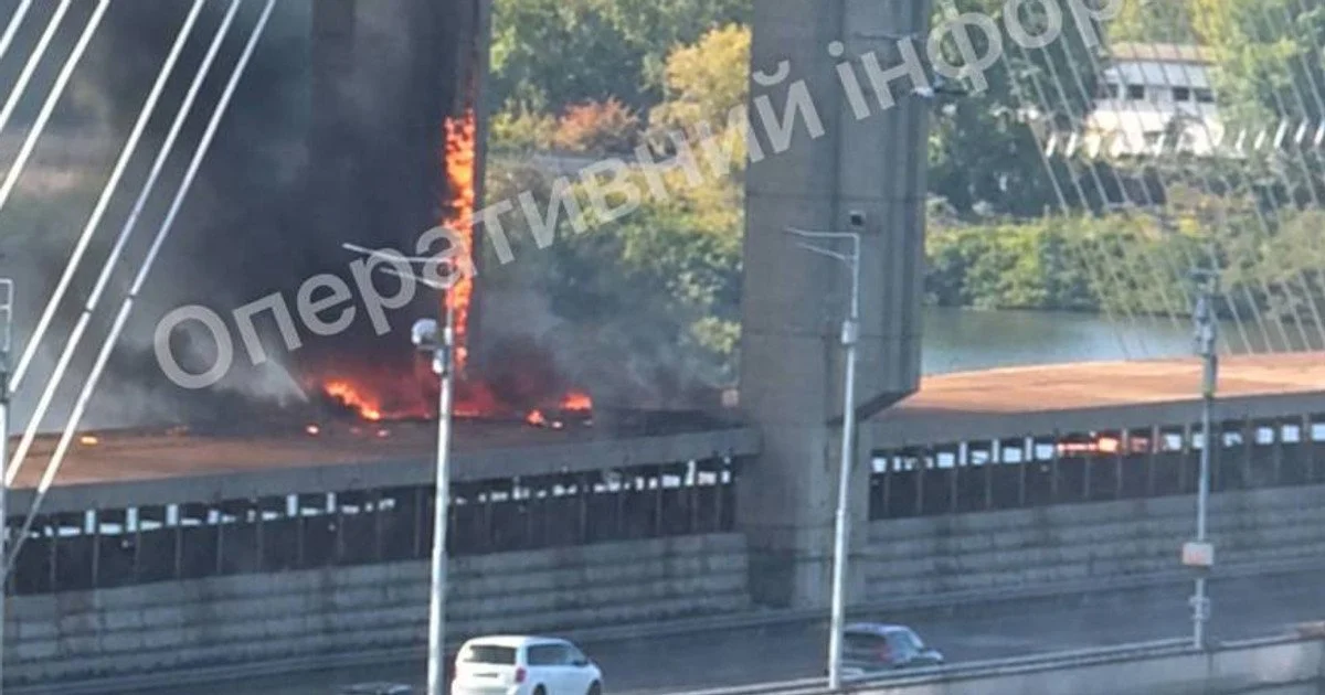 У Києві «Шахед» поцілив у Південний міст просто під час руху потяга метро: що відомо
