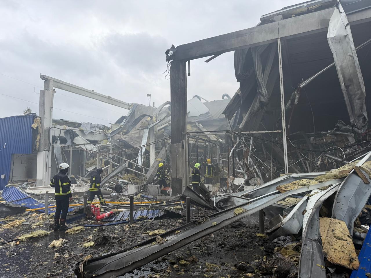 Ворожий удар по ТЦ «Метро» у Рівному: в ОВА повідомили перші деталі щодо людей