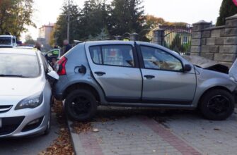 В авто була родина з немовлям: на Рівненщині Renault знесла стовп та протаранила Opel