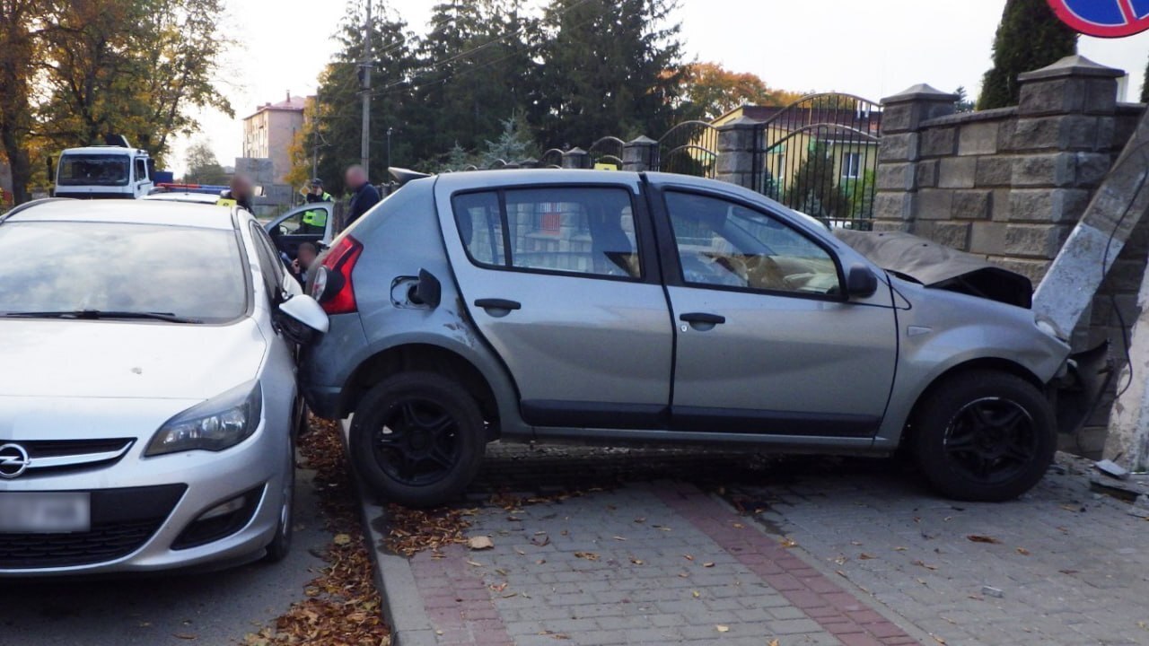 В авто була родина з немовлям: на Рівненщині Renault знесла стовп та протаранила Opel