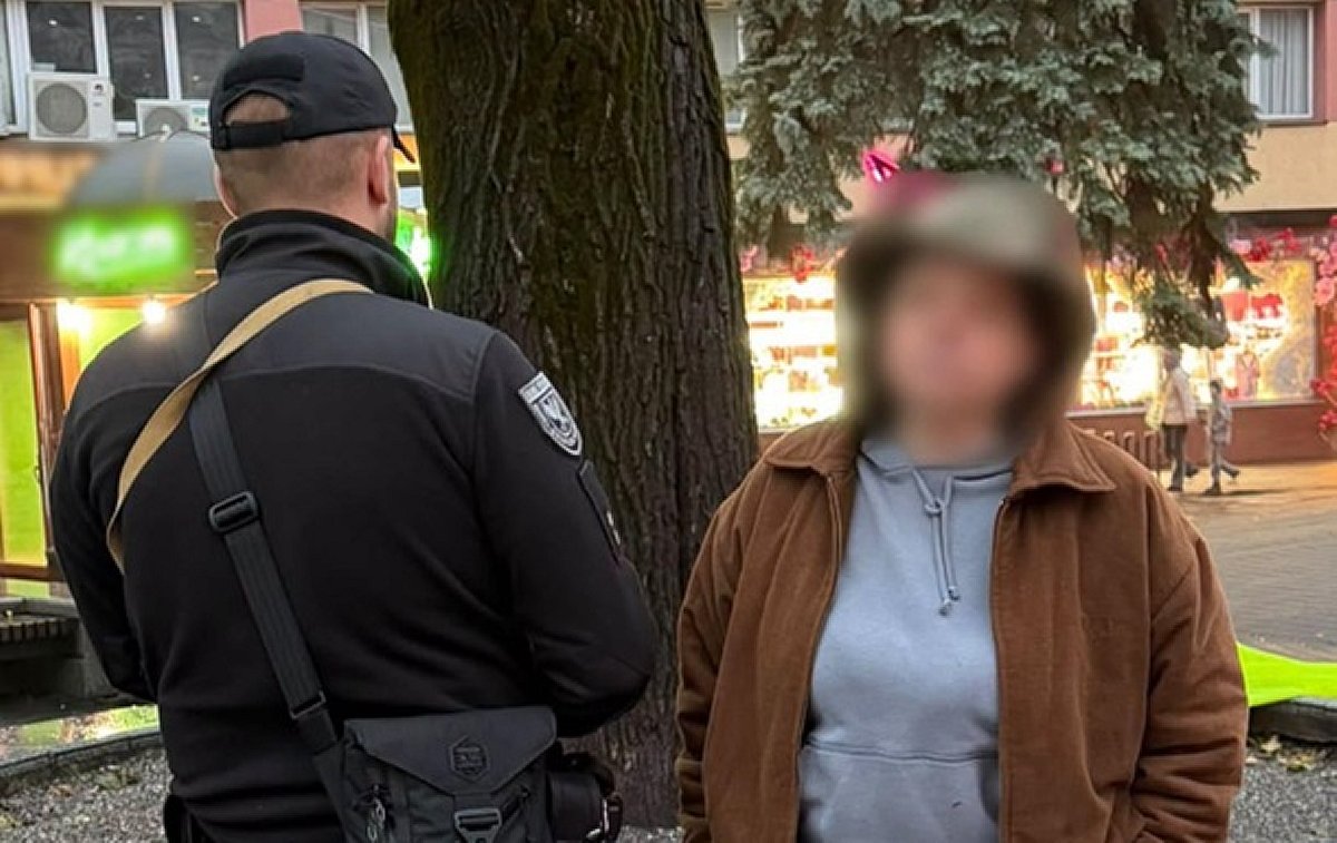 Спалила державний прапор просто в центрі міста: в Івано-Франківську затримали жінку