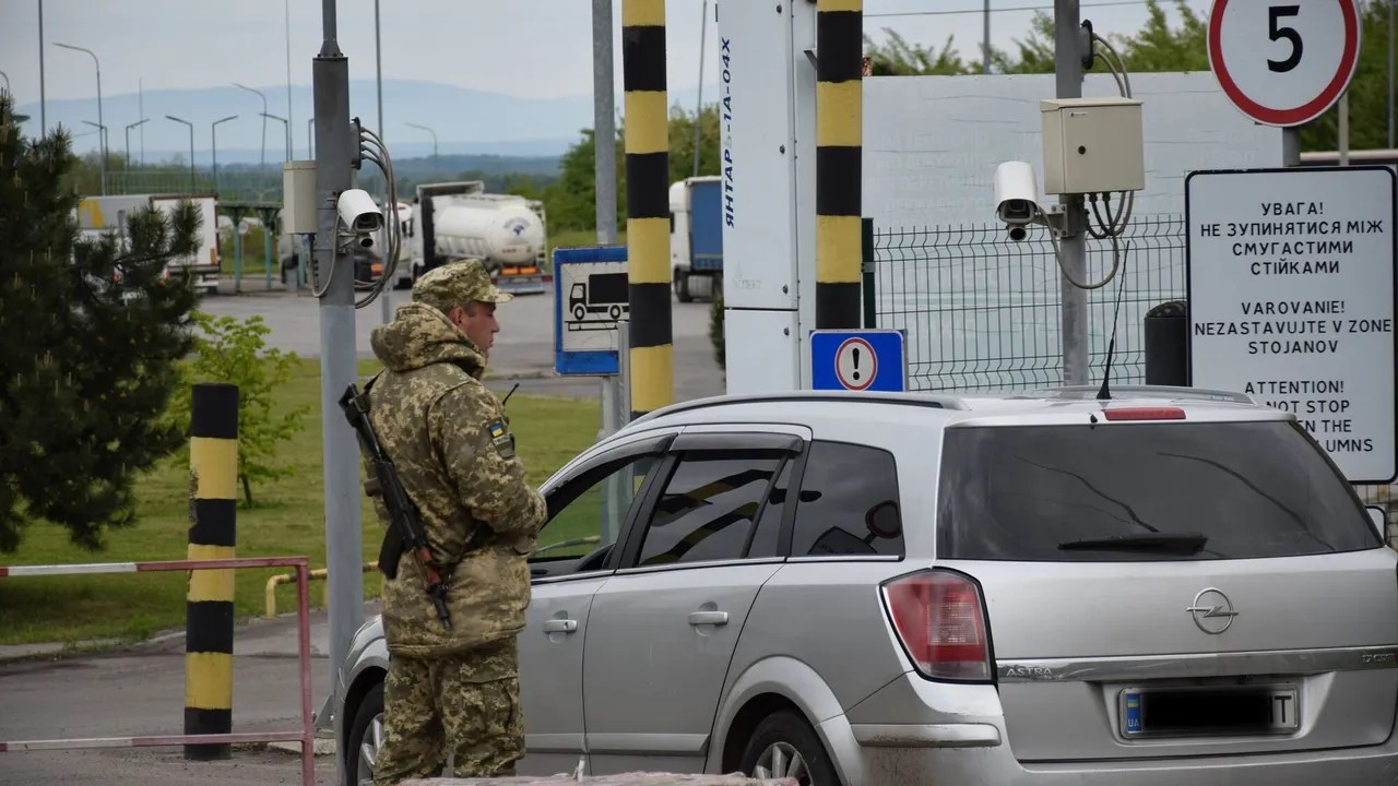 Виїзд чоловіків за кордон з 1 листопада: кого розвернуть на пункті пропуску