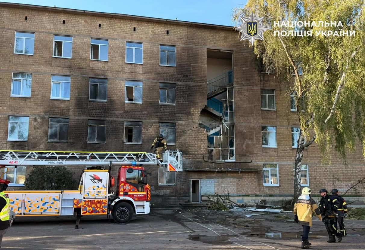Удар по київській школі з понад сотнею дітей усередині: перші дані про наслідки