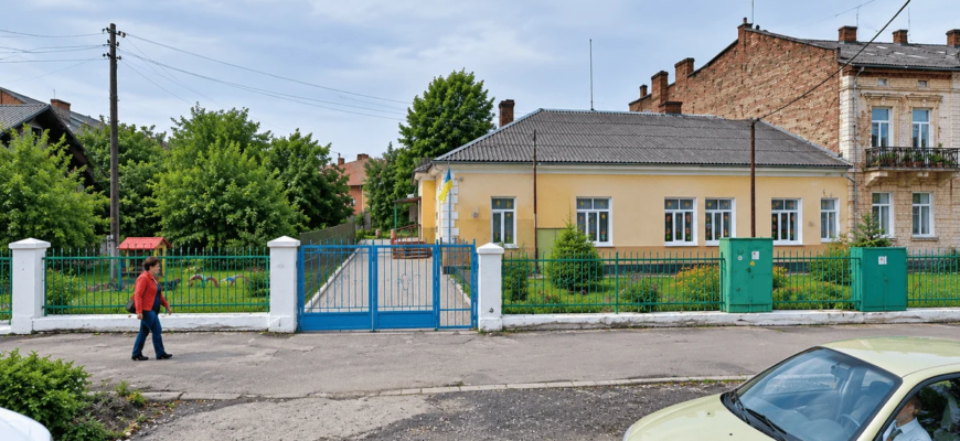 Мала піклуватися про дитину, але побила її: на Львівщині помічниця вихователя знущалася з 2-річної дівчинки