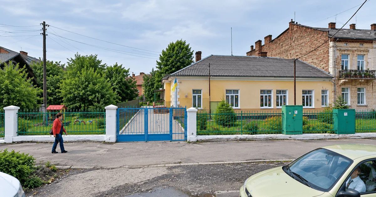 Мала піклуватися про дитину, але побила її: на Львівщині помічниця вихователя знущалася з 2-річної дівчинки