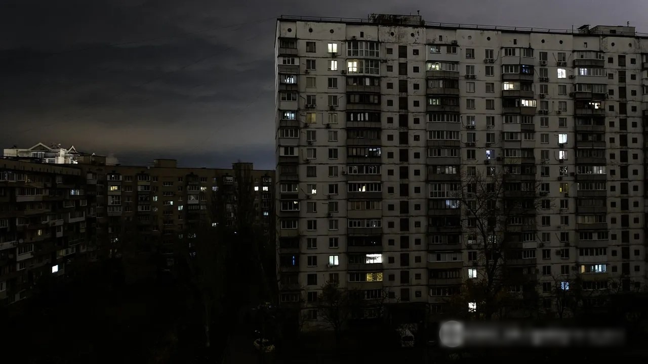Удар по енергосистемі знеструмив сотні тисяч осель: де запровадили екстрений режим!