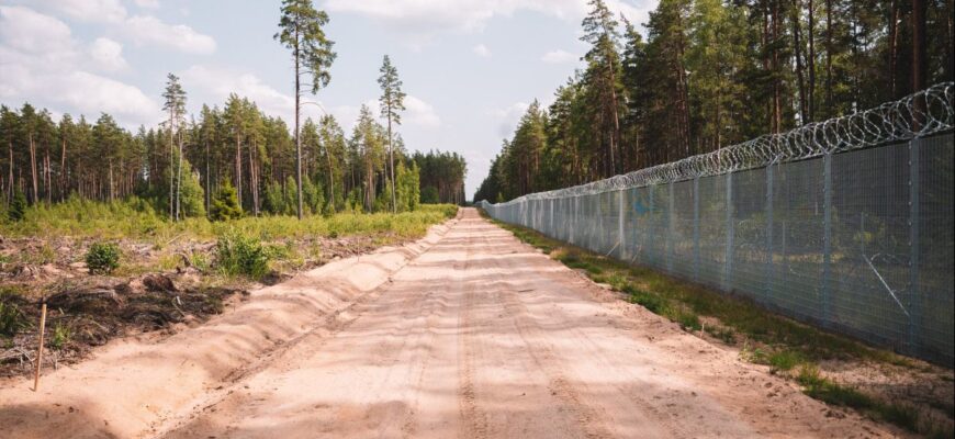 Озброєні невідомі в масках прорвалися з Білорусі до Латвії та викрали камери на кордоні