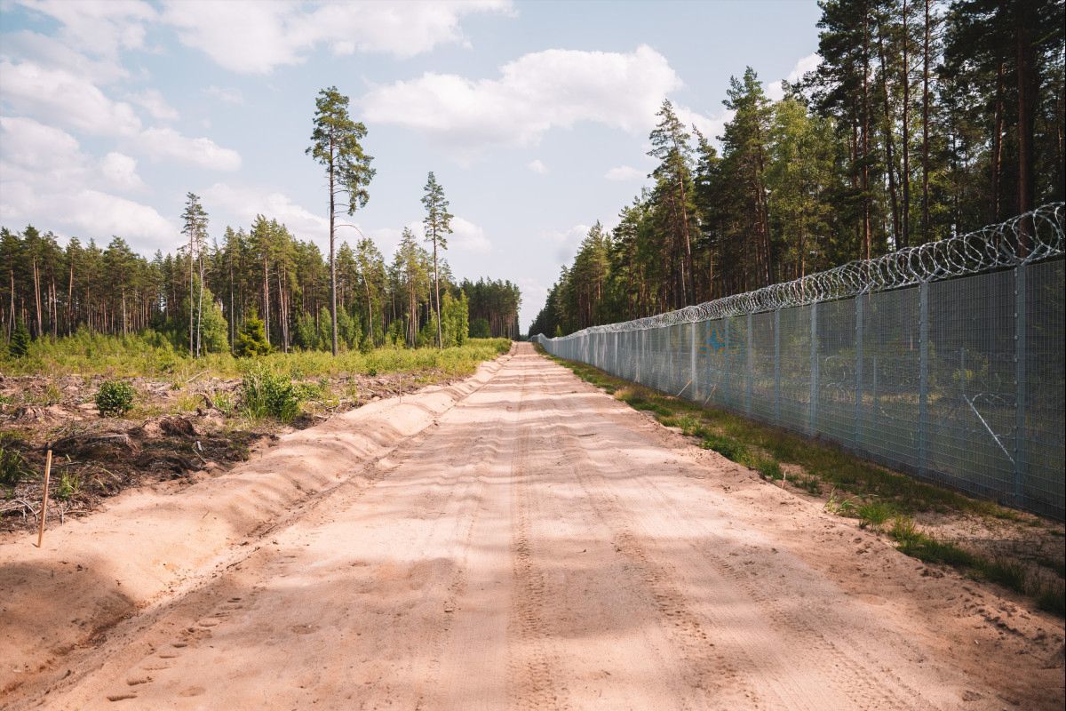 Озброєні невідомі в масках прорвалися з Білорусі до Латвії та викрали камери на кордоні