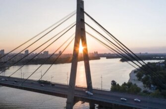 Ускладнений рух і побиті машини — очевидці розповіли про ворожий удар по Північному мосту в Києві