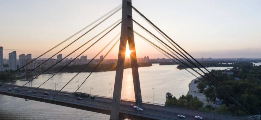 Ускладнений рух і побиті машини — очевидці розповіли про ворожий удар по Північному мосту в Києві
