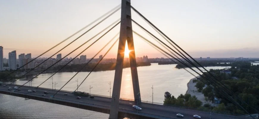 У Києві повністю полагодили Північний міст після ворожого удару й відкрили проїзд