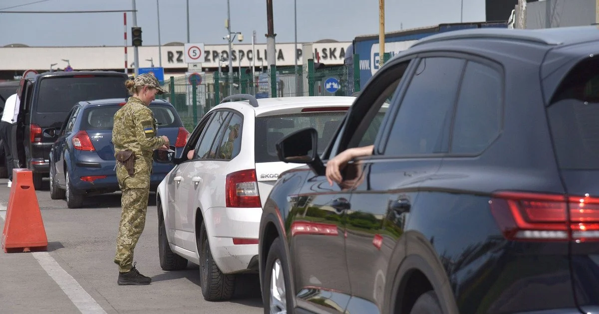Виїзд за кордон батька трьох дітей від різних дружин: юристка розкрила несподівану перепону на кордоні