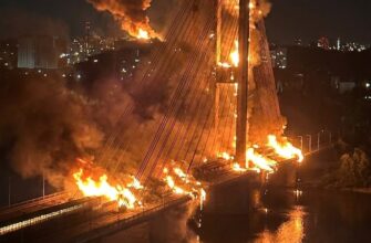 Удар по Південному мосту в Києві: спалахнула масштабна пожежа, рух перекрито
