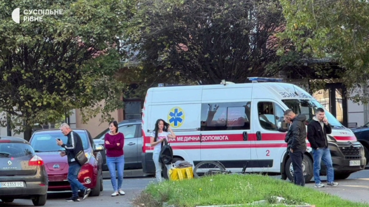 Потерпілого терміново забрала швидка — біля РДГУ у Рівному сталася ДТП з пішоходом