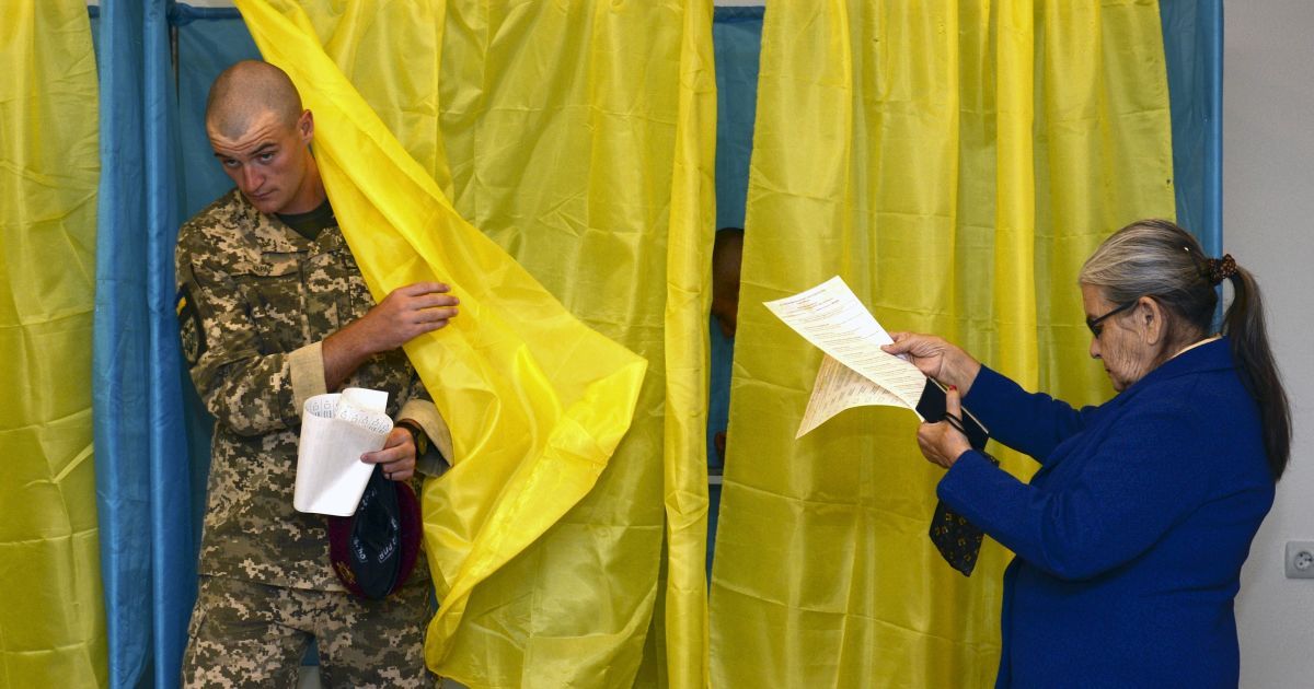 Залужний обійшов Зеленського за рівнем довіри серед українців у свіжому опитуванні
