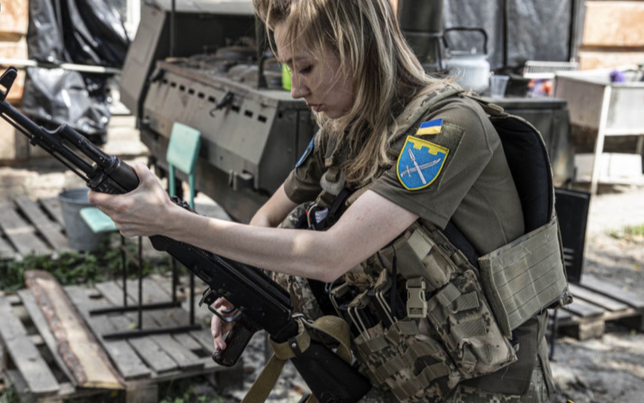 Жінок кличуть до ТЦК у 2026 році: кому загрожує обов’язковий військовий облік та обмеження виїзду